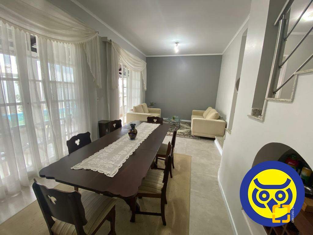Casa com 254m², 5 quartos (sendo 1 suíte), 2 garagens, no bairro Agronômica em Florianópolis