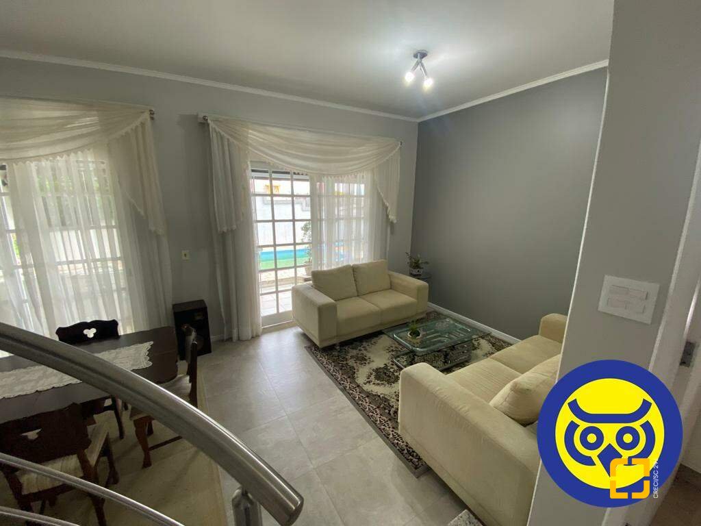 Casa com 254m², 5 quartos (sendo 1 suíte), 2 garagens, no bairro Agronômica em Florianópolis