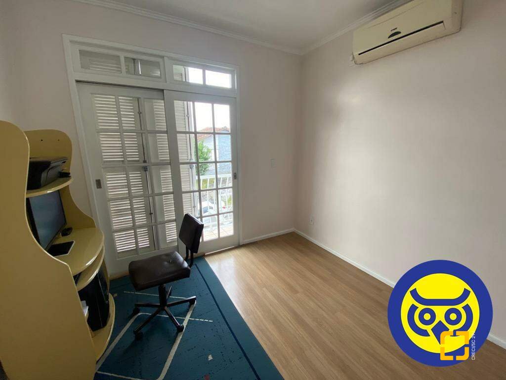 Casa com 254m², 5 quartos (sendo 1 suíte), 2 garagens, no bairro Agronômica em Florianópolis