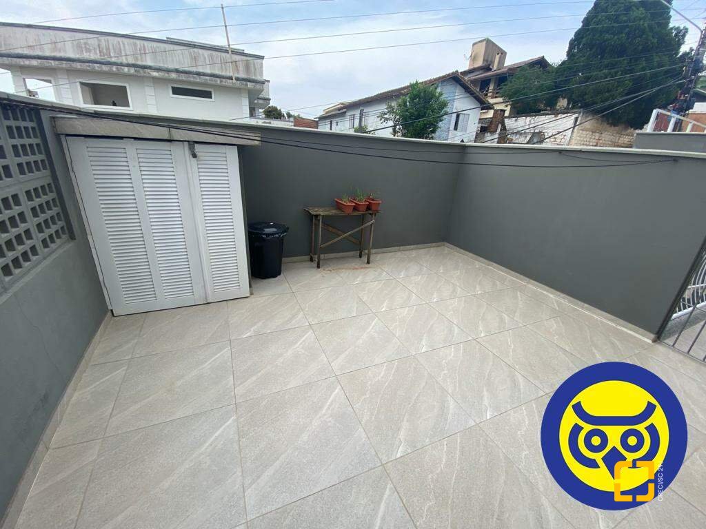 Casa com 254m², 5 quartos (sendo 1 suíte), 2 garagens, no bairro Agronômica em Florianópolis