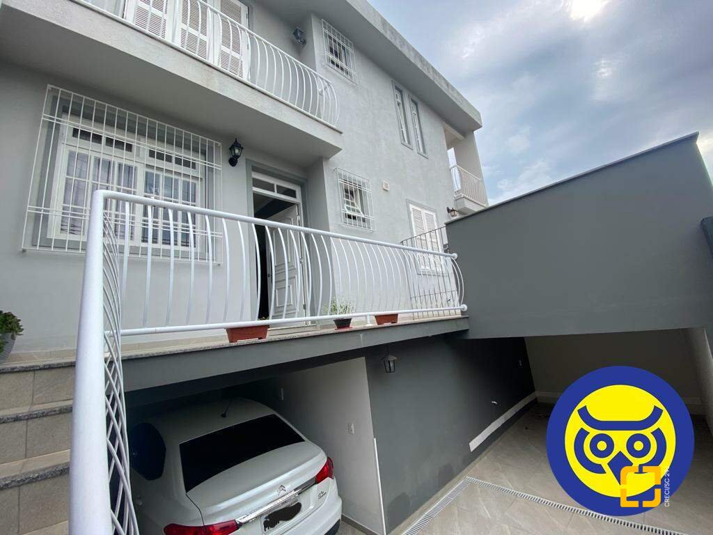 Casa com 254m², 5 quartos (sendo 1 suíte), 2 garagens, no bairro Agronômica em Florianópolis