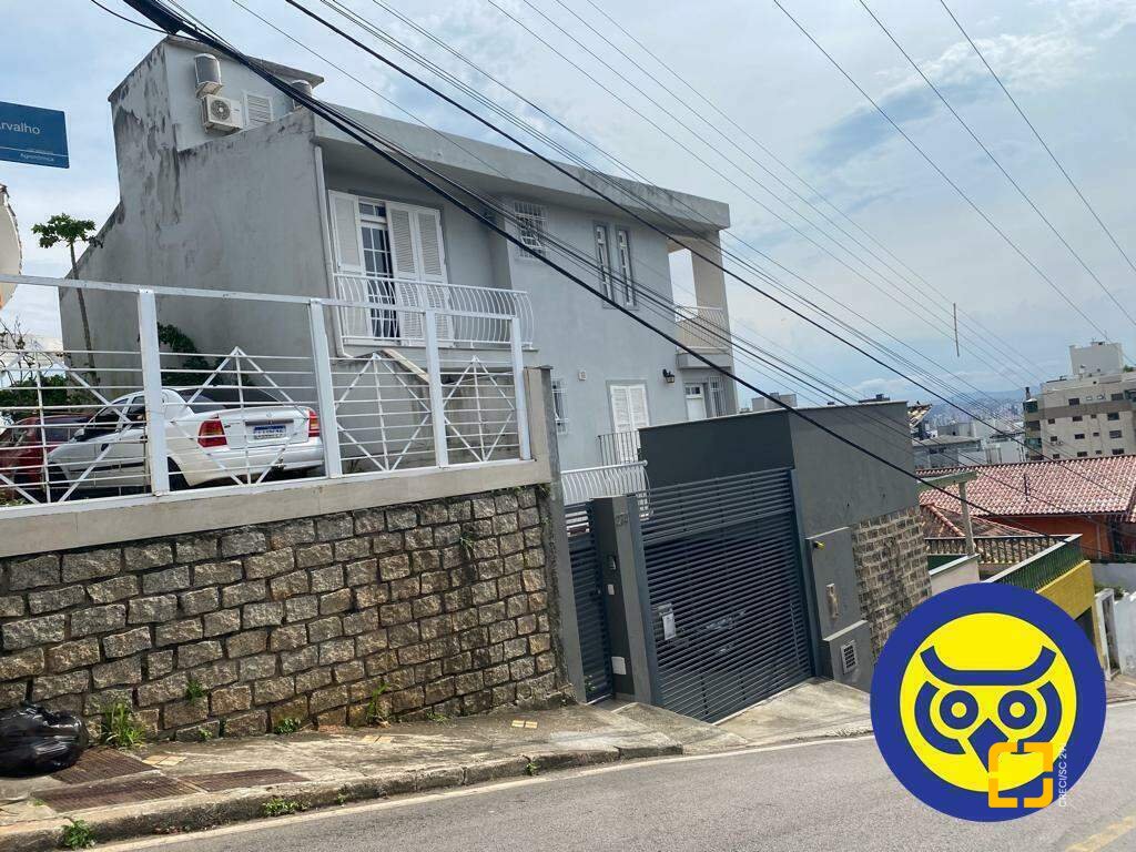 Casa com 254m², 5 quartos (sendo 1 suíte), 2 garagens, no bairro Agronômica em Florianópolis