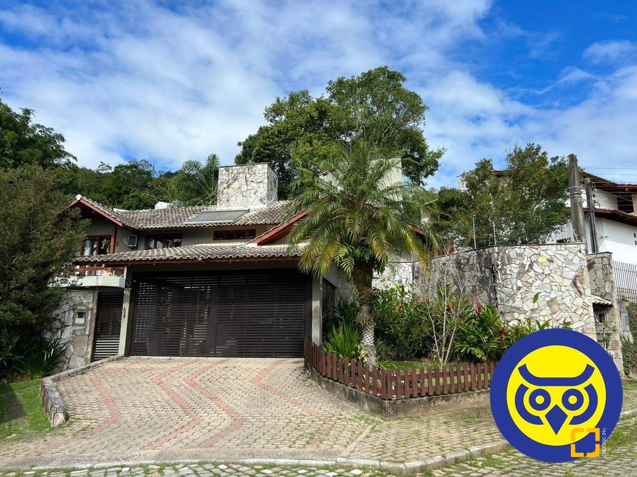 Casa com 205m², 5 quartos (sendo 2 suítes), 2 garagens, no bairro Pantanal em Florianópolis