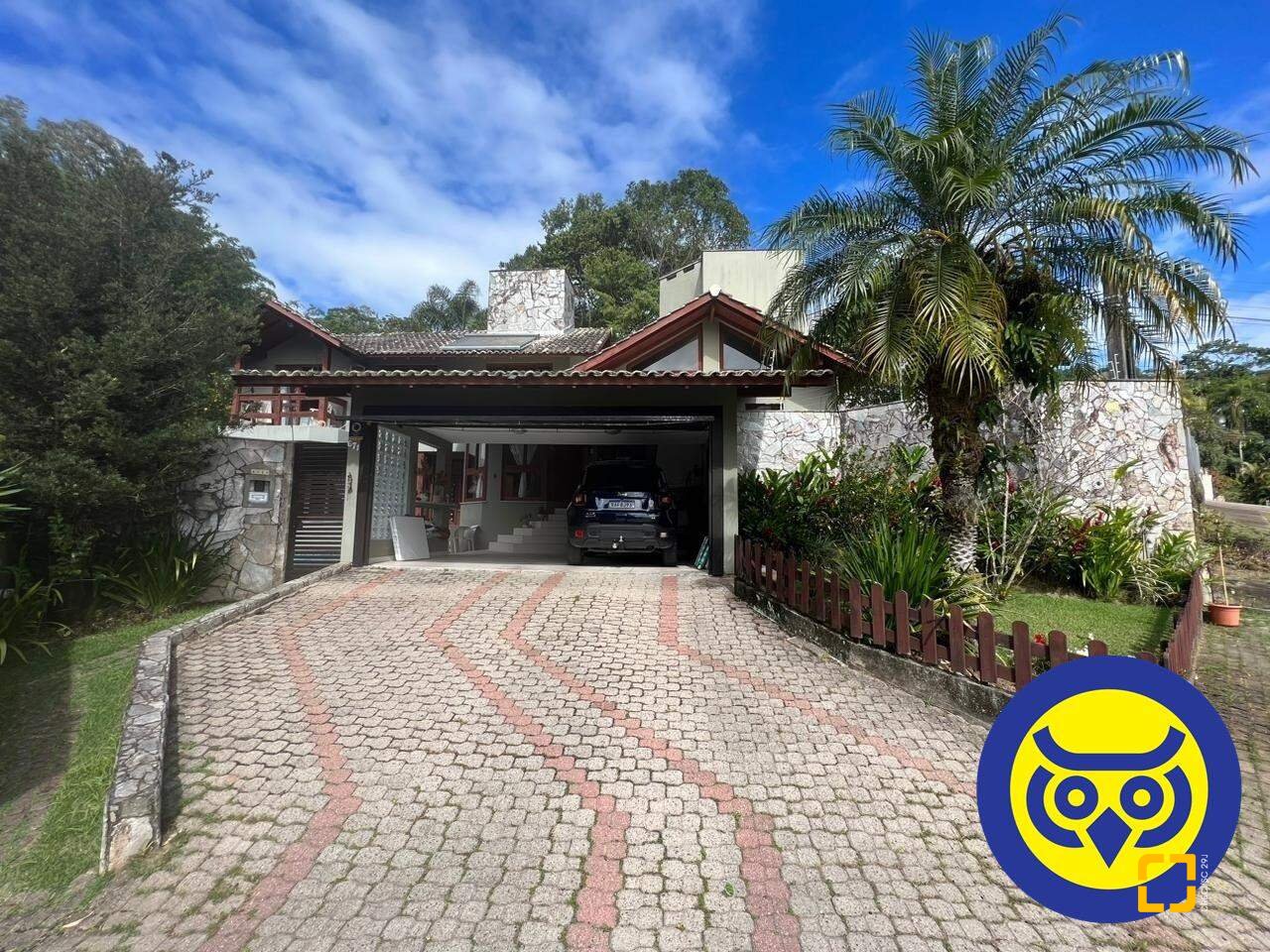 Casa com 205m², 5 quartos (sendo 2 suítes), 2 garagens, no bairro Pantanal em Florianópolis