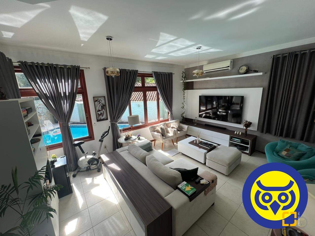 Casa com 205m², 5 quartos (sendo 2 suítes), 2 garagens, no bairro Pantanal em Florianópolis