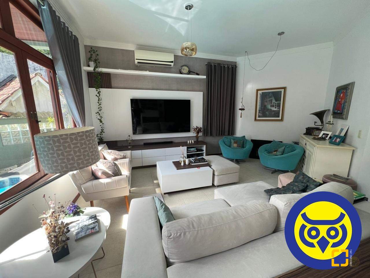 Casa com 205m², 5 quartos (sendo 2 suítes), 2 garagens, no bairro Pantanal em Florianópolis