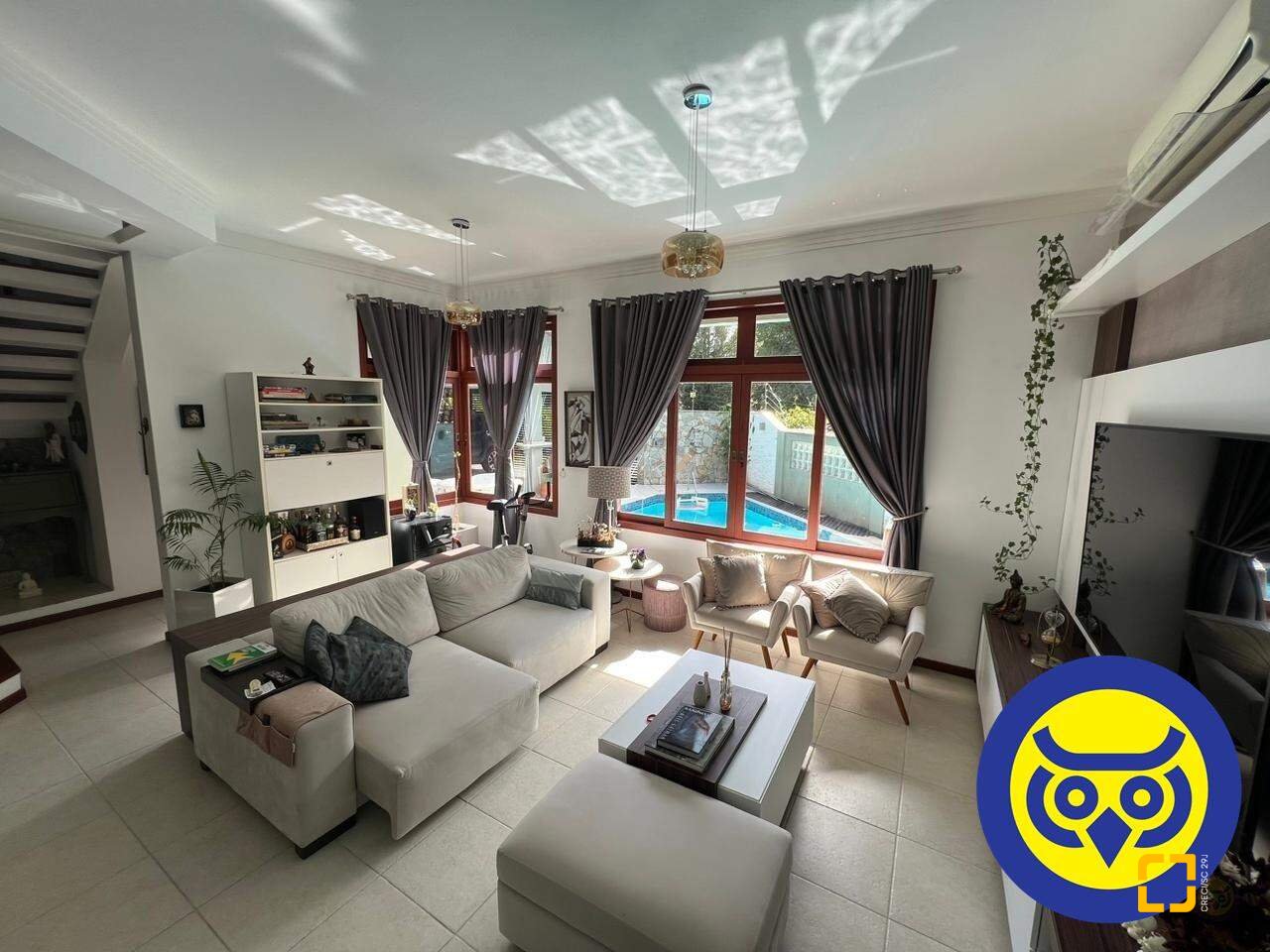 Casa com 205m², 5 quartos (sendo 2 suítes), 2 garagens, no bairro Pantanal em Florianópolis