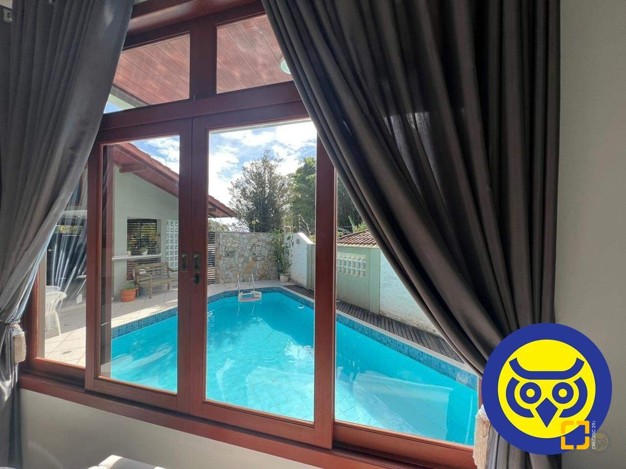 Casa com 205m², 5 quartos (sendo 2 suítes), 2 garagens, no bairro Pantanal em Florianópolis