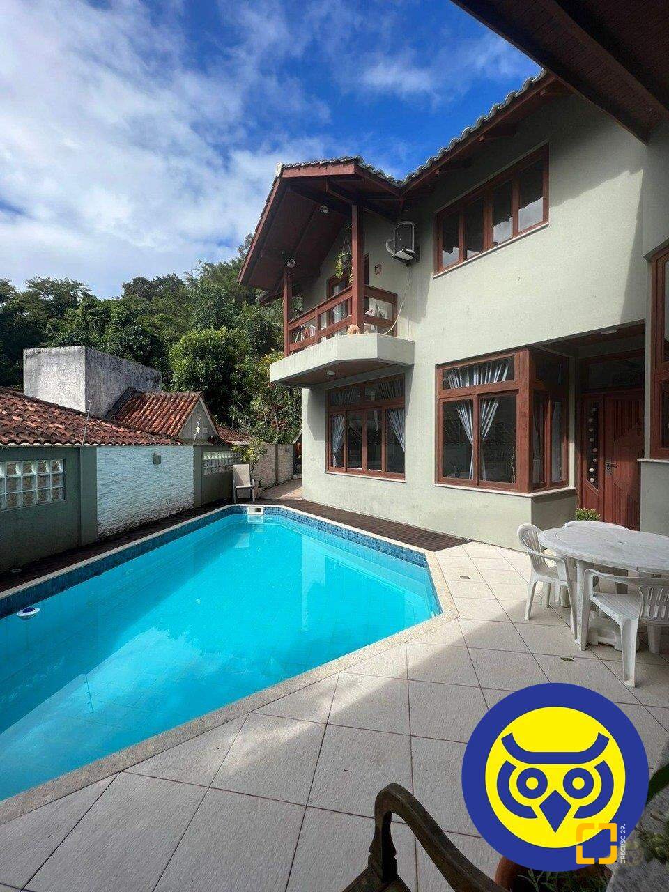 Casa com 205m², 5 quartos (sendo 2 suítes), 2 garagens, no bairro Pantanal em Florianópolis