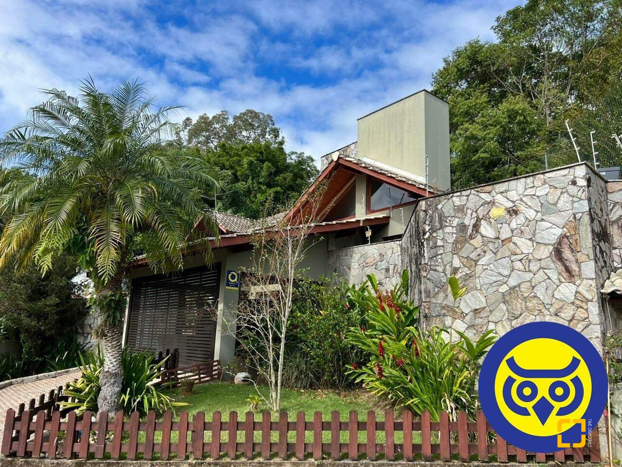 Casa com 205m², 5 quartos (sendo 2 suítes), 2 garagens, no bairro Pantanal em Florianópolis