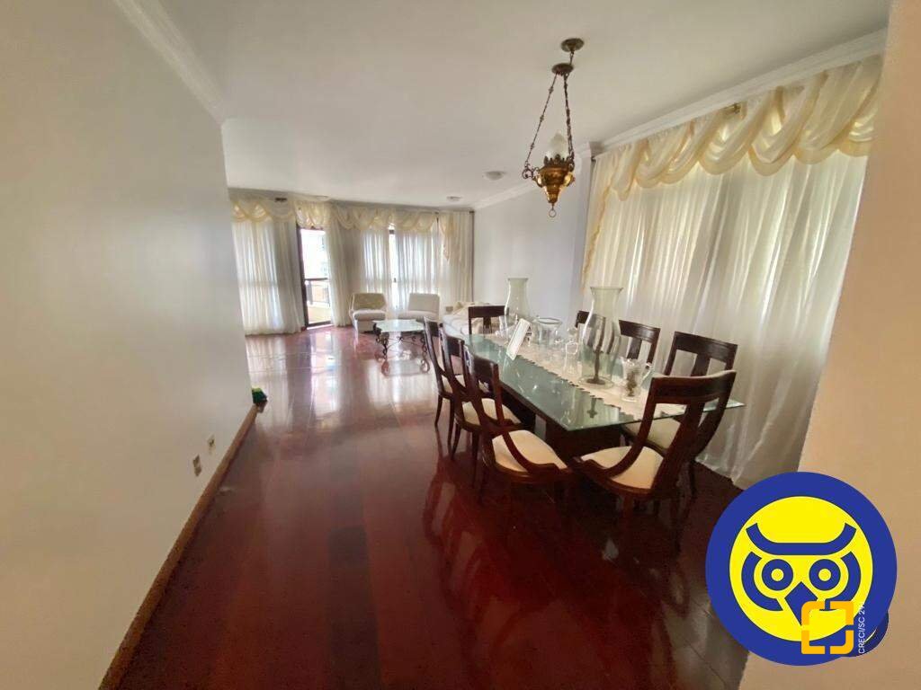 Apartamento com 214m², 6 quartos (sendo 3 suítes), 2 garagens, no bairro Centro em Florianópolis