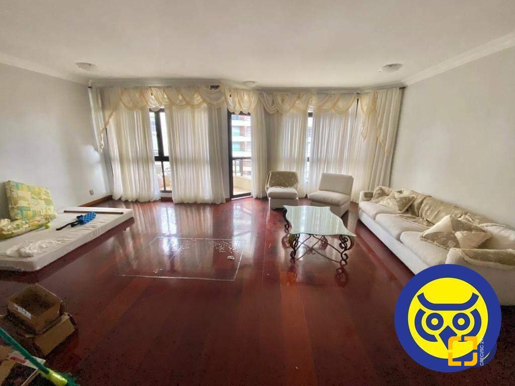 Apartamento com 214m², 6 quartos (sendo 3 suítes), 2 garagens, no bairro Centro em Florianópolis