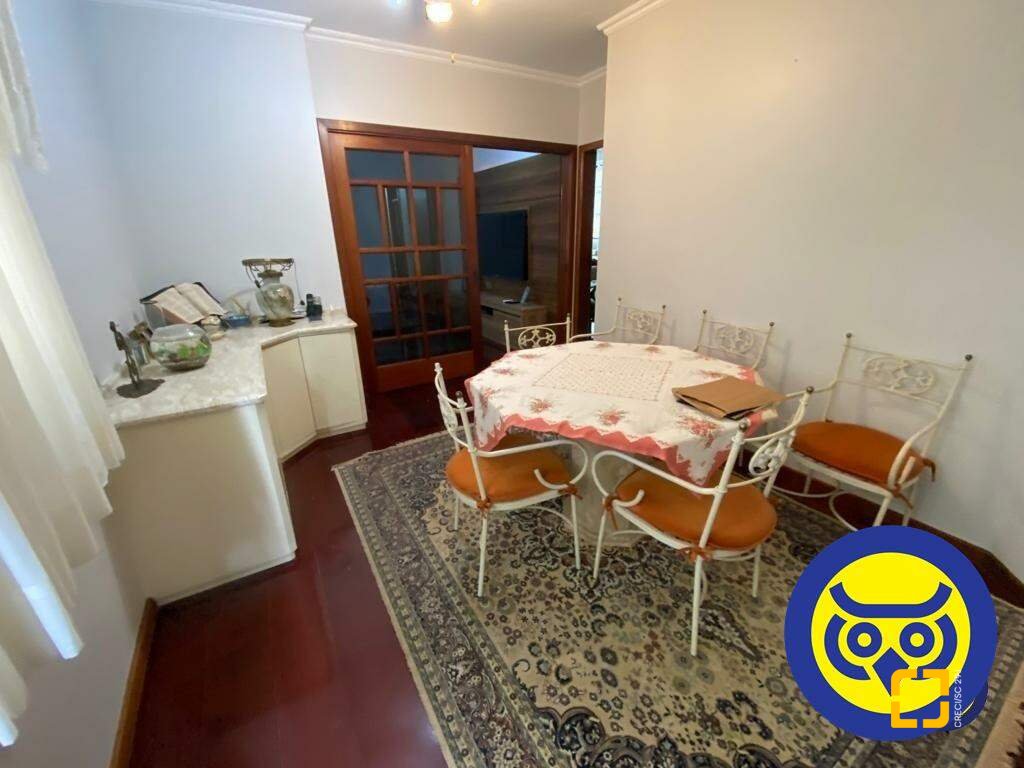 Apartamento com 214m², 6 quartos (sendo 3 suítes), 2 garagens, no bairro Centro em Florianópolis