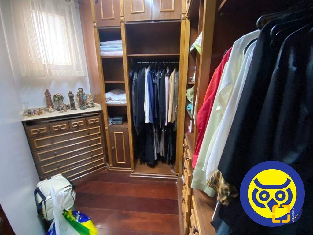 Apartamento com 214m², 6 quartos (sendo 3 suítes), 2 garagens, no bairro Centro em Florianópolis