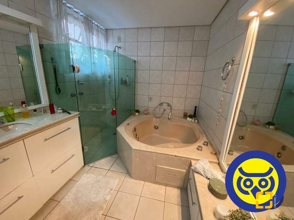 Apartamento com 214m², 6 quartos (sendo 3 suítes), 2 garagens, no bairro Centro em Florianópolis
