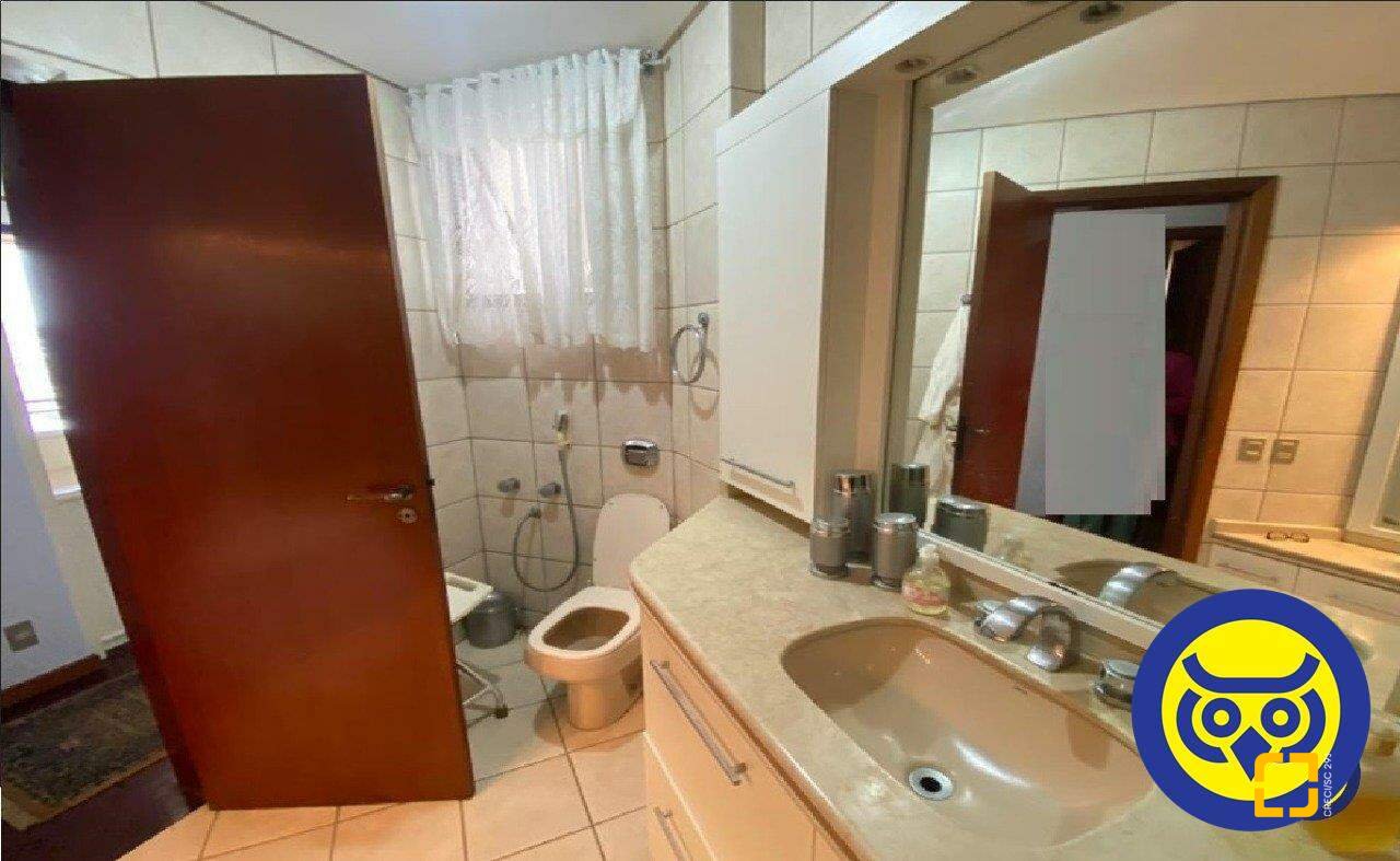 Apartamento com 214m², 6 quartos (sendo 3 suítes), 2 garagens, no bairro Centro em Florianópolis