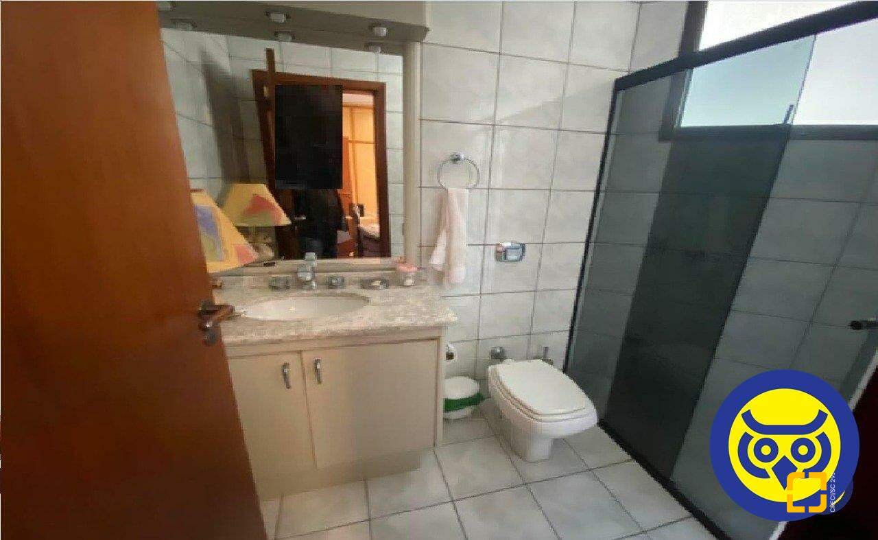 Apartamento com 214m², 6 quartos (sendo 3 suítes), 2 garagens, no bairro Centro em Florianópolis
