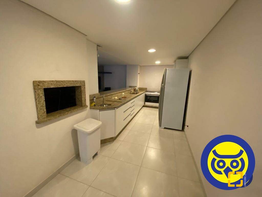 Apartamento com 214m², 6 quartos (sendo 3 suítes), 2 garagens, no bairro Centro em Florianópolis