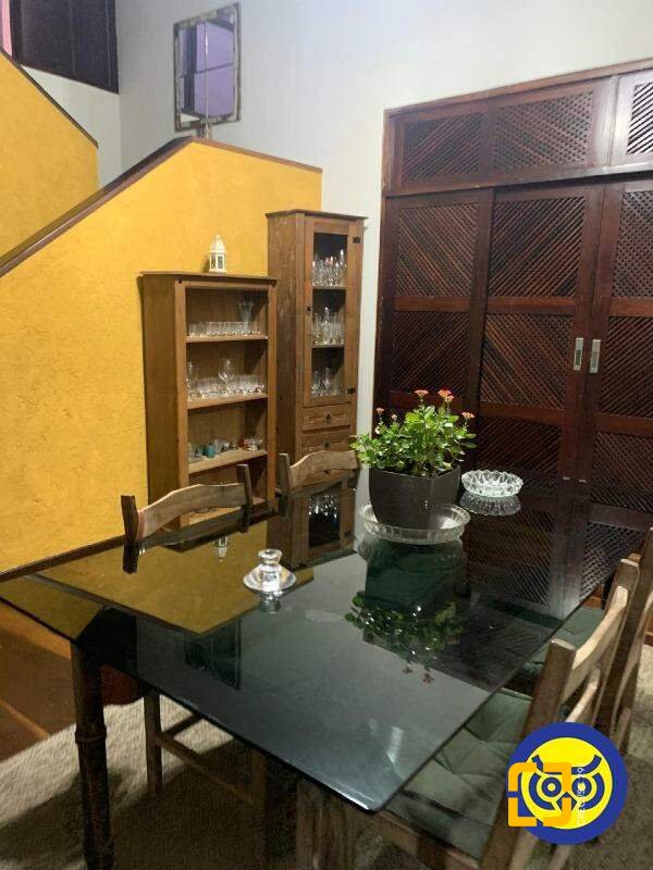 Casa com 257m², 4 quartos (sendo 1 suíte), 1 garagem, no bairro Itaguaçu em Florianópolis