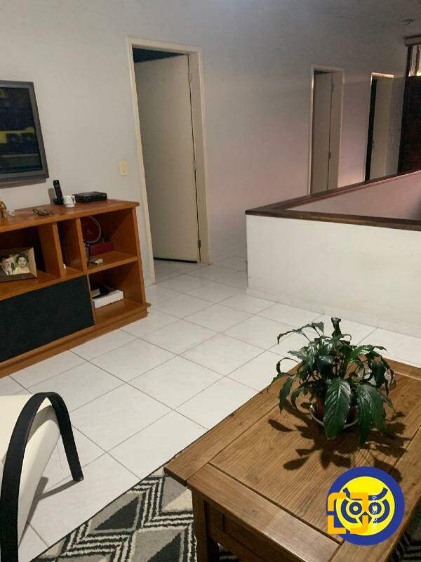 Casa com 257m², 4 quartos (sendo 1 suíte), 1 garagem, no bairro Itaguaçu em Florianópolis