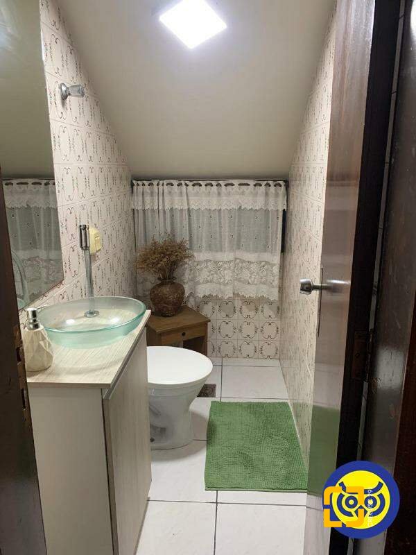 Casa com 257m², 4 quartos (sendo 1 suíte), 1 garagem, no bairro Itaguaçu em Florianópolis