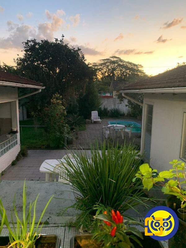 Casa com 257m², 4 quartos (sendo 1 suíte), 1 garagem, no bairro Itaguaçu em Florianópolis