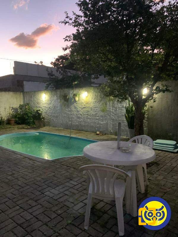 Casa com 257m², 4 quartos (sendo 1 suíte), 1 garagem, no bairro Itaguaçu em Florianópolis