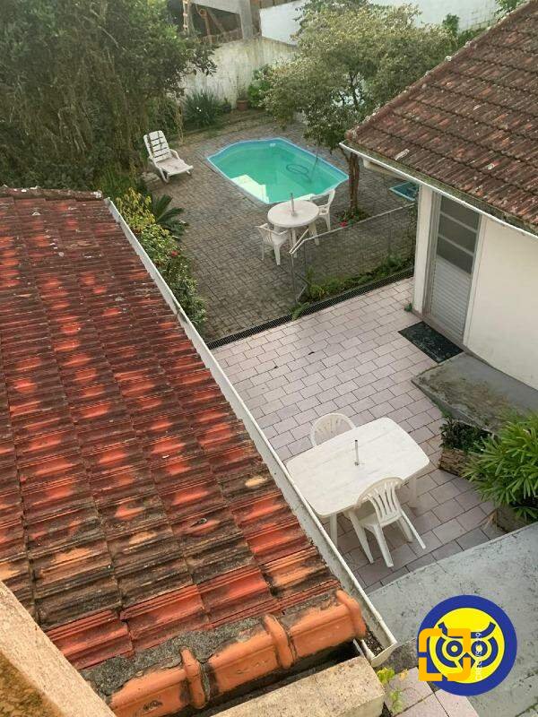 Casa com 257m², 4 quartos (sendo 1 suíte), 1 garagem, no bairro Itaguaçu em Florianópolis