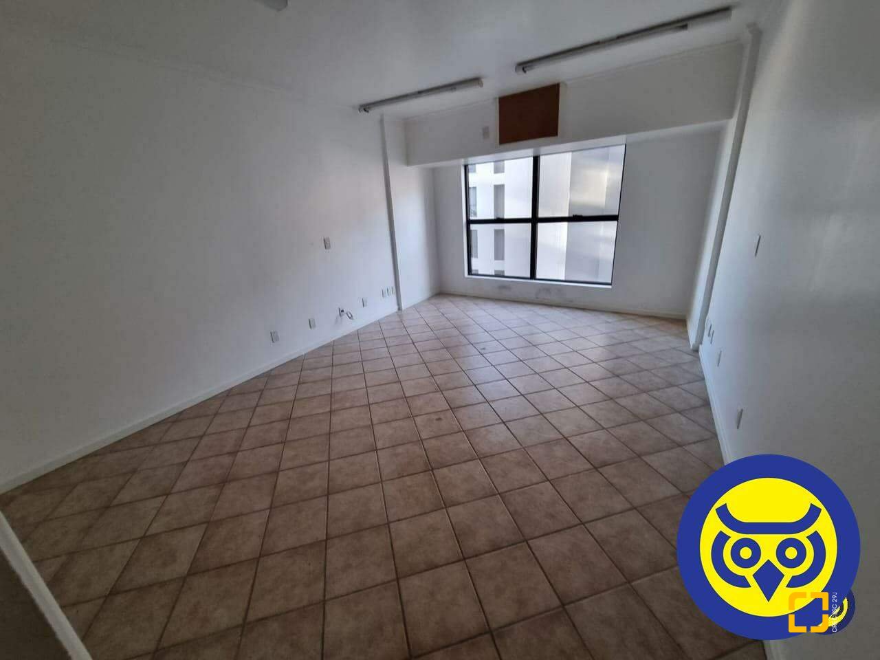 Sala com 30m², 2 garagens, no bairro Centro em Florianópolis