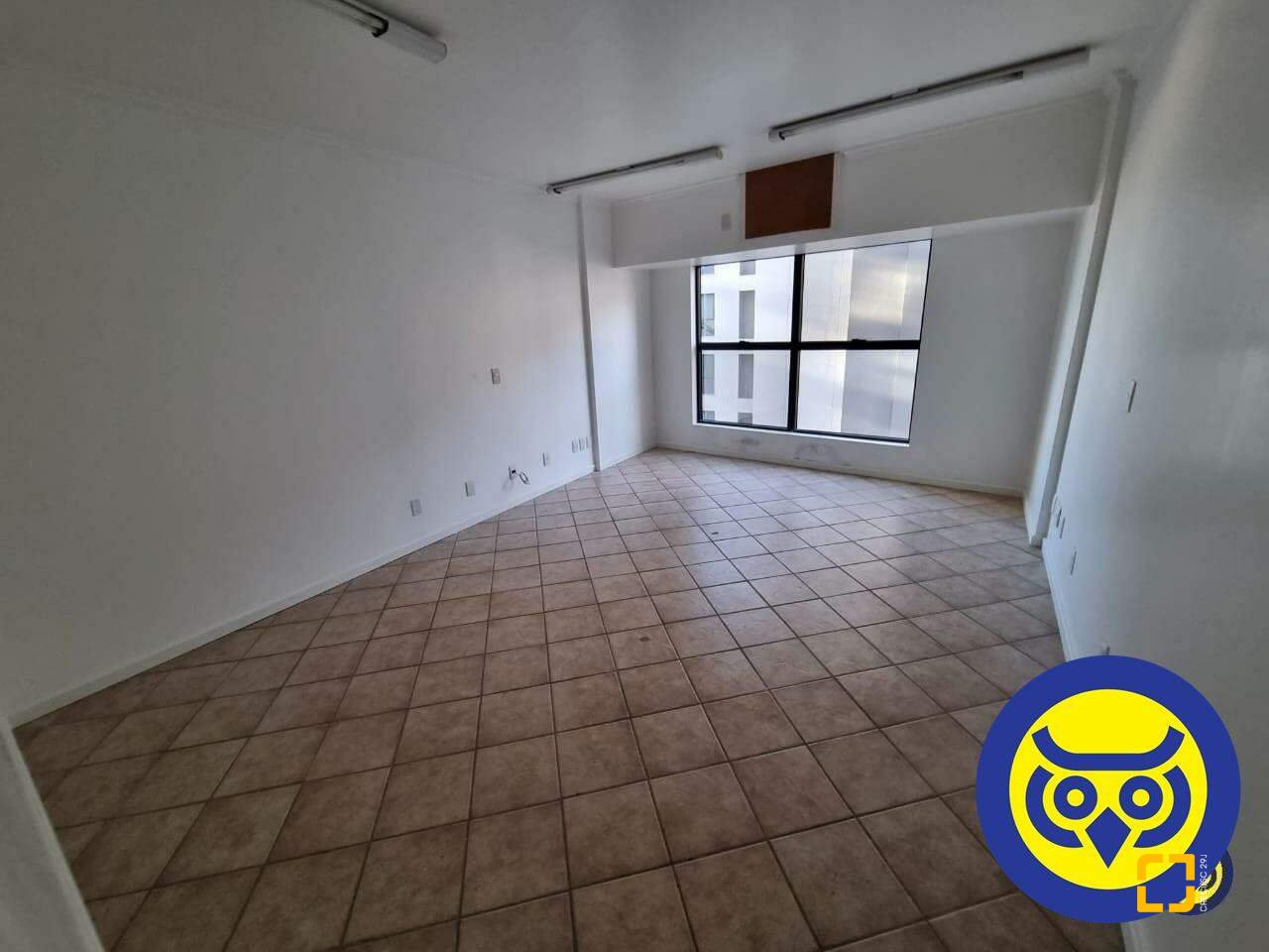 Sala com 30m², 2 garagens, no bairro Centro em Florianópolis