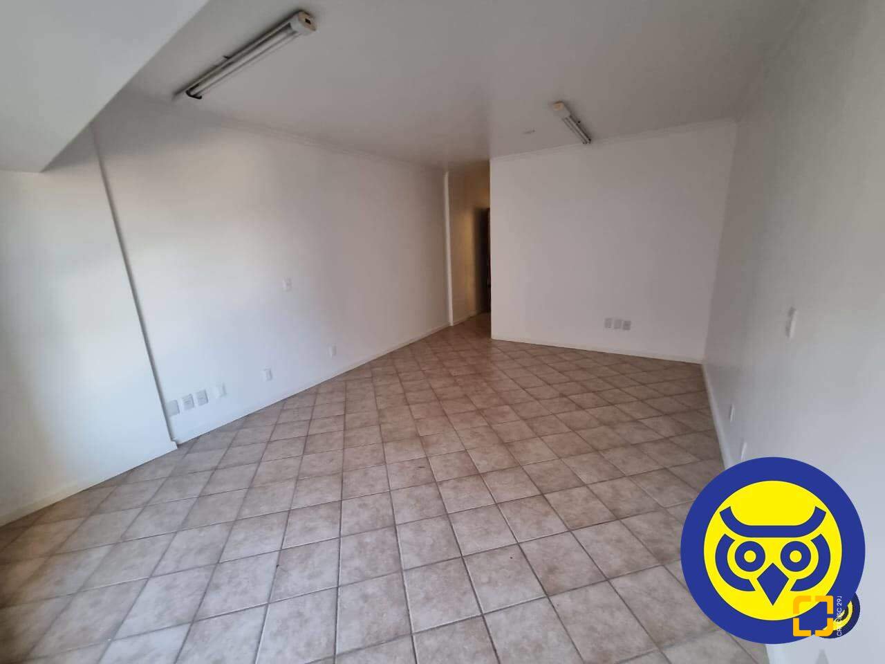 Sala com 30m², 2 garagens, no bairro Centro em Florianópolis