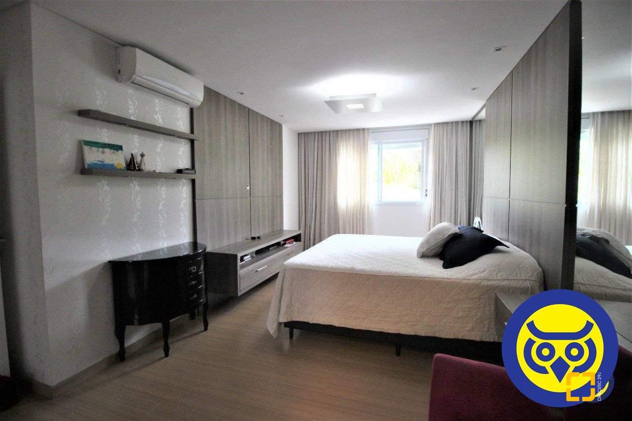 Apartamento com 168m², 7 quartos (sendo 3 suítes), 2 garagens, no bairro Cacupé em Florianópolis