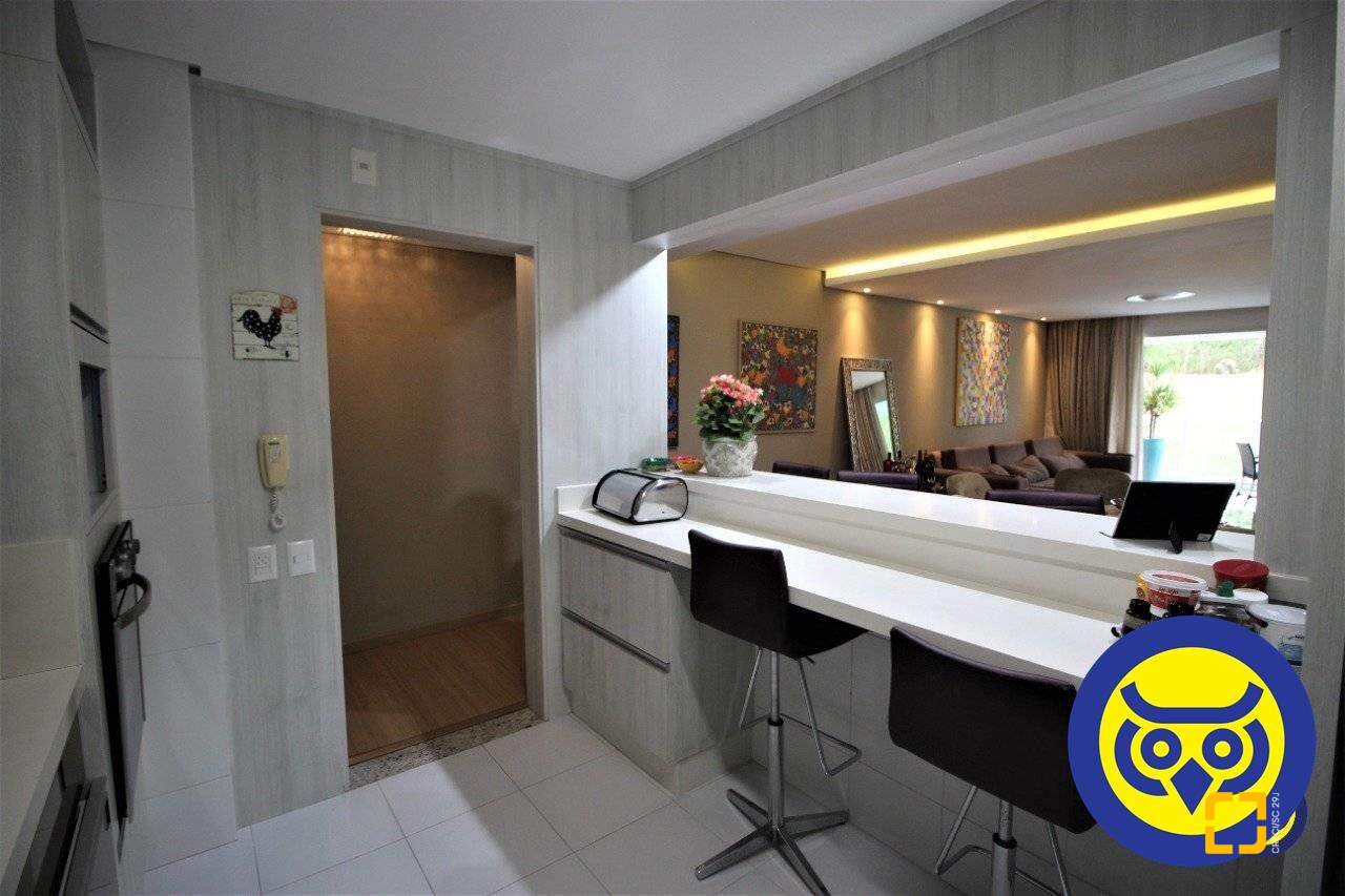 Apartamento com 168m², 7 quartos (sendo 3 suítes), 2 garagens, no bairro Cacupé em Florianópolis