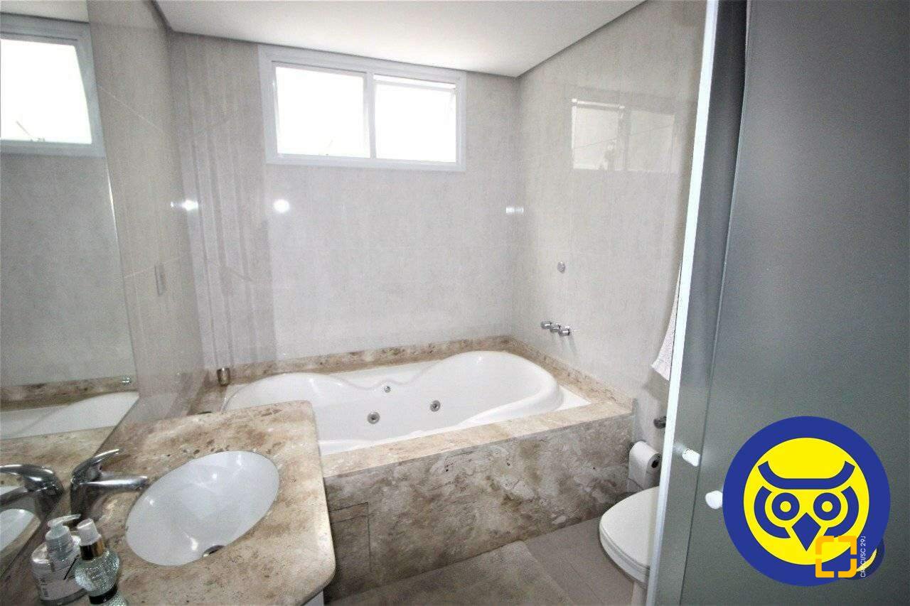 Apartamento com 168m², 7 quartos (sendo 3 suítes), 2 garagens, no bairro Cacupé em Florianópolis