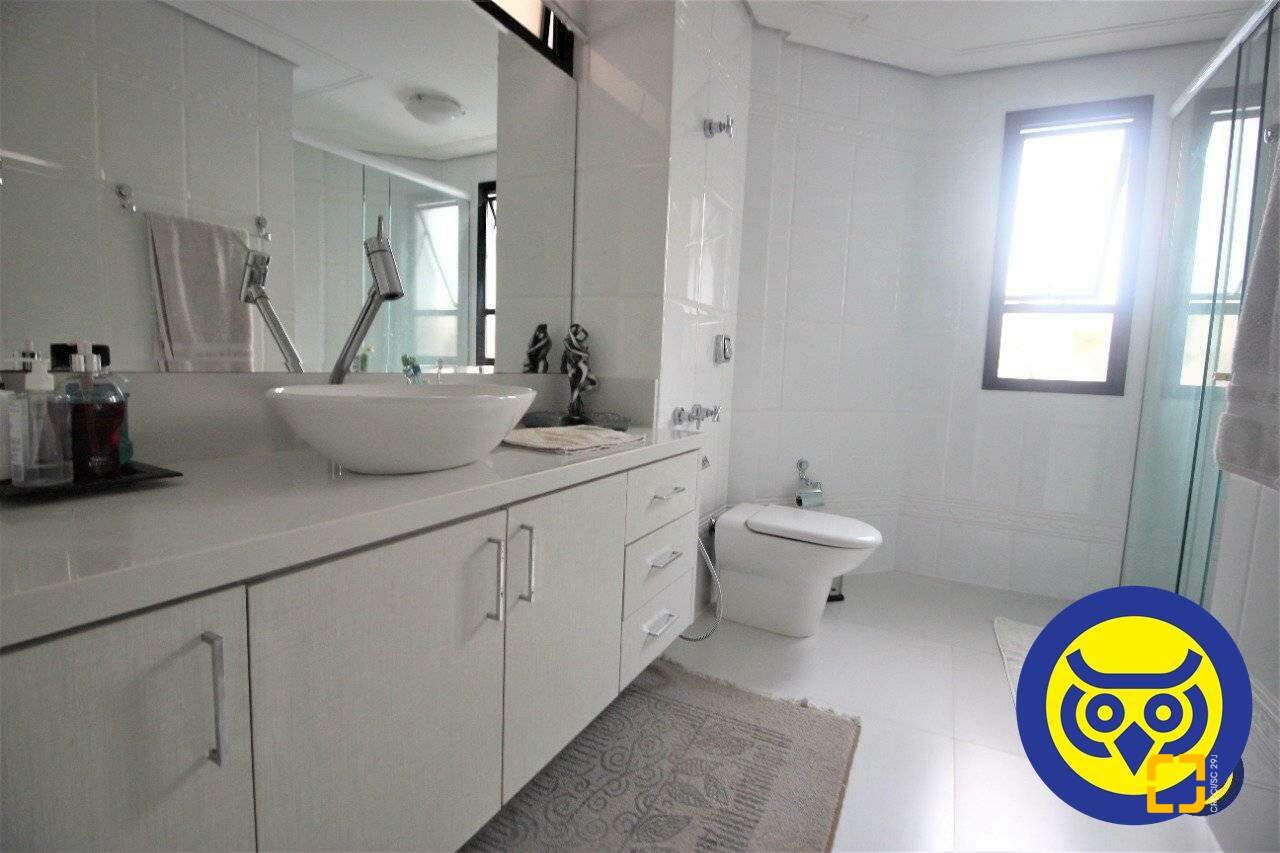 Apartamento com 236m², 5 quartos (sendo 2 suítes), 2 garagens, no bairro Agronômica em Florianópolis