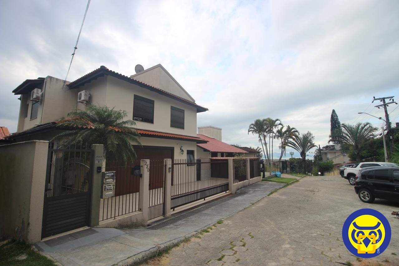 Casa com 370m², 7 quartos (sendo 3 suítes), 2 garagens, no bairro Centro em Florianópolis