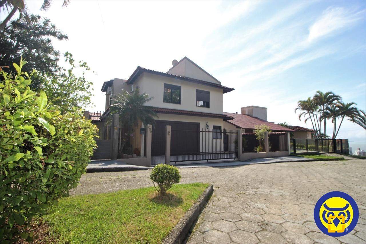 Casa com 370m², 7 quartos (sendo 3 suítes), 2 garagens, no bairro Centro em Florianópolis