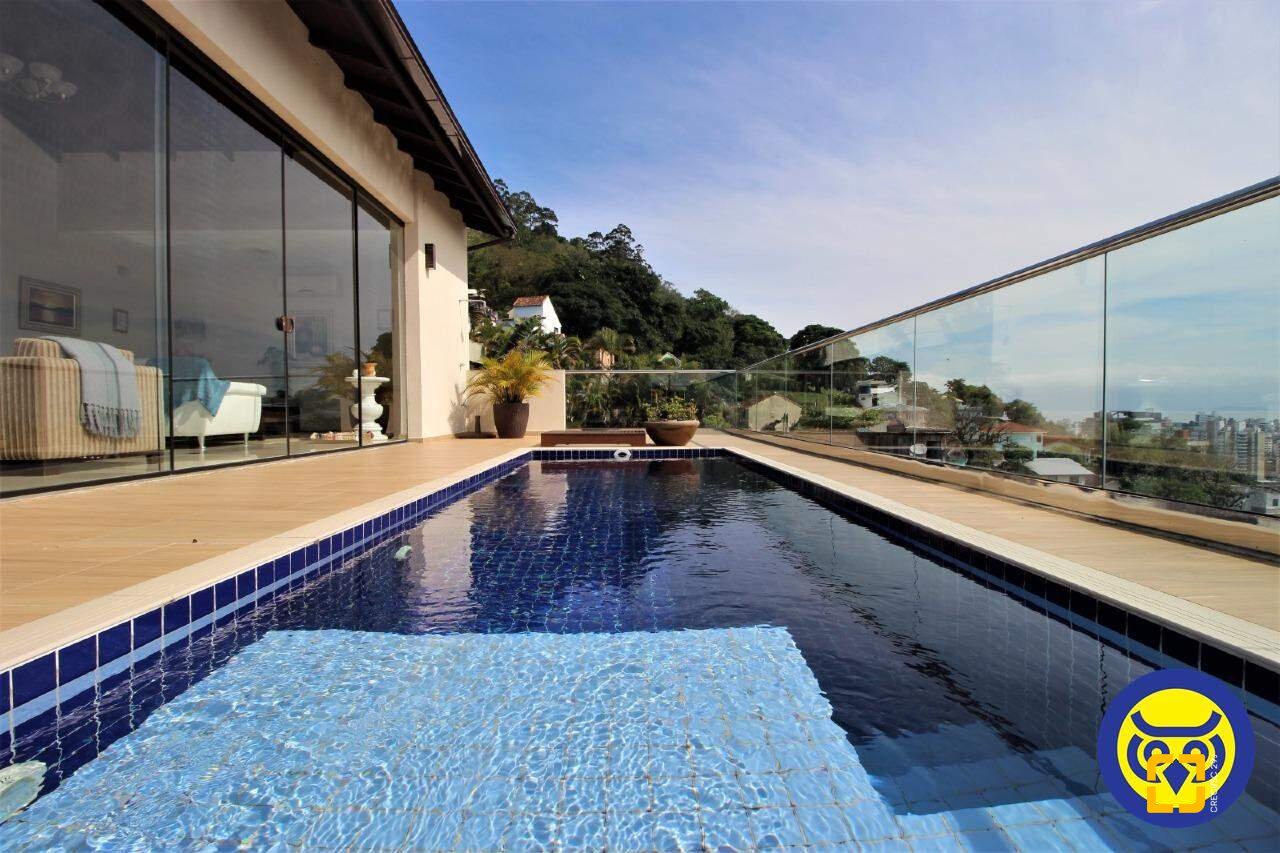 Casa com 370m², 7 quartos (sendo 3 suítes), 2 garagens, no bairro Centro em Florianópolis