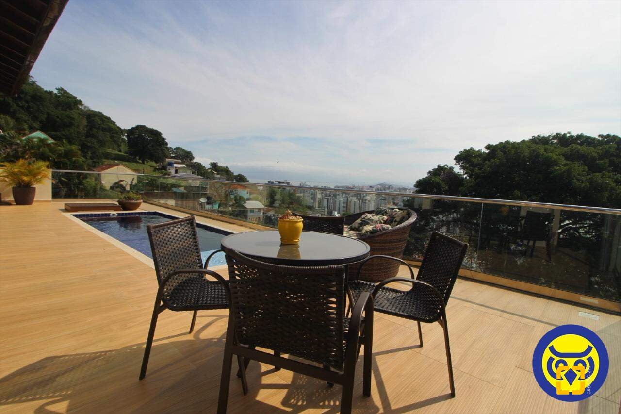 Casa com 370m², 7 quartos (sendo 3 suítes), 2 garagens, no bairro Centro em Florianópolis