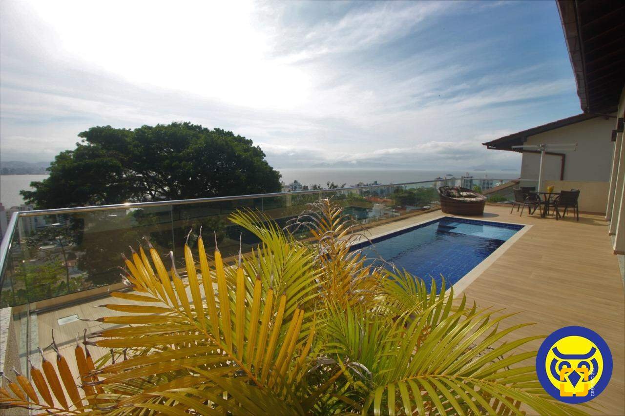 Casa com 370m², 7 quartos (sendo 3 suítes), 2 garagens, no bairro Centro em Florianópolis
