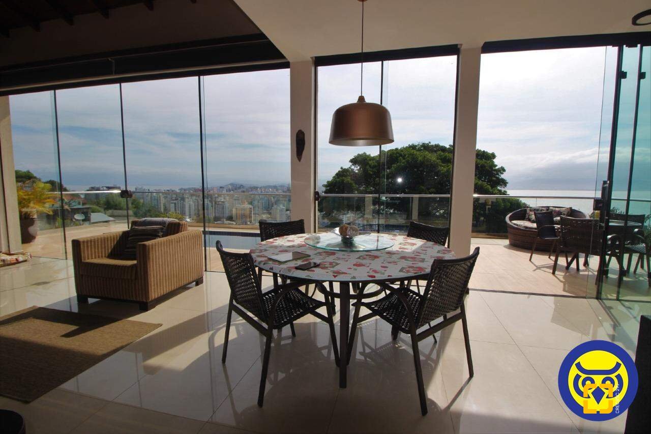 Casa com 370m², 7 quartos (sendo 3 suítes), 2 garagens, no bairro Centro em Florianópolis