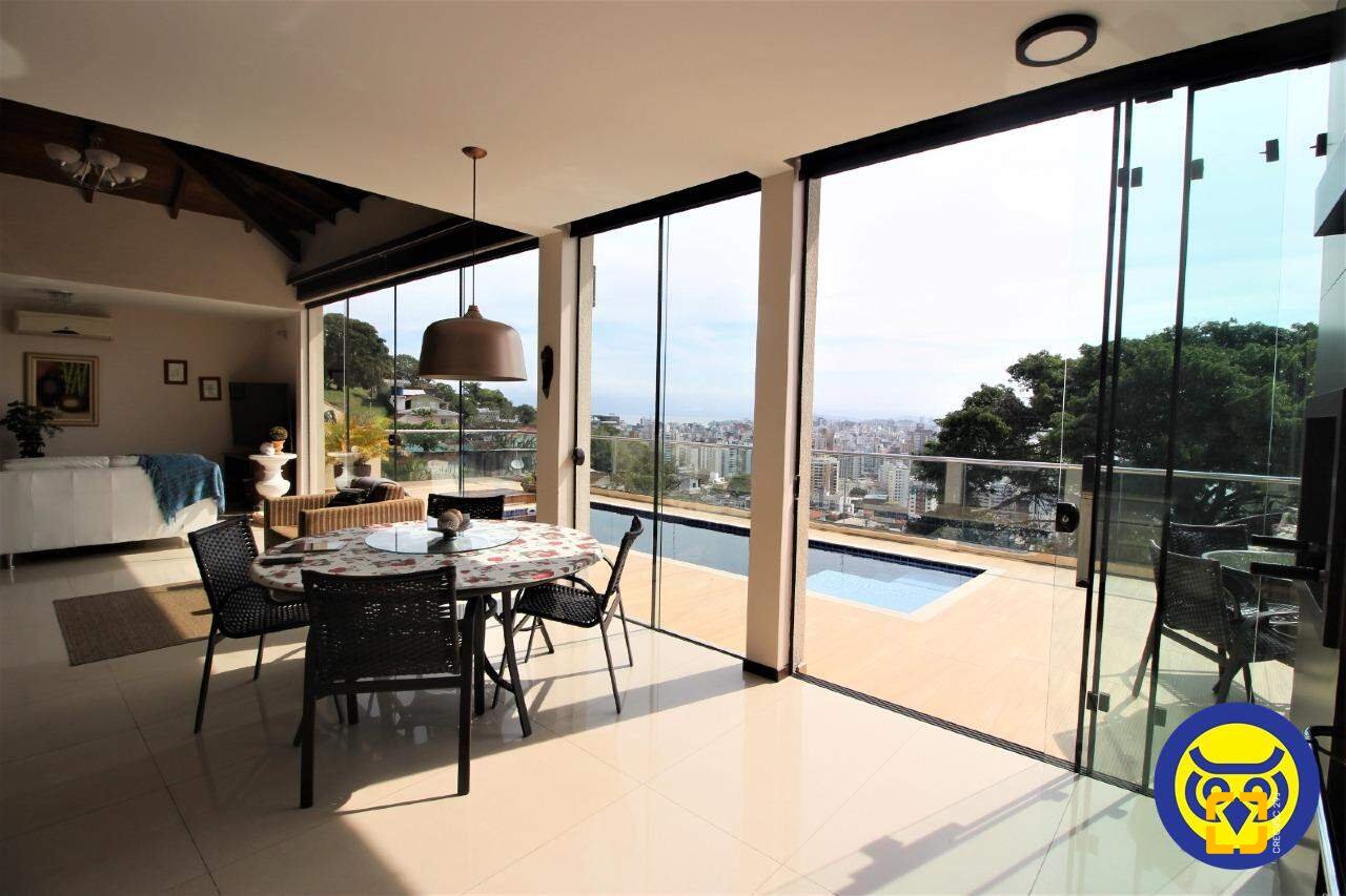 Casa com 370m², 7 quartos (sendo 3 suítes), 2 garagens, no bairro Centro em Florianópolis