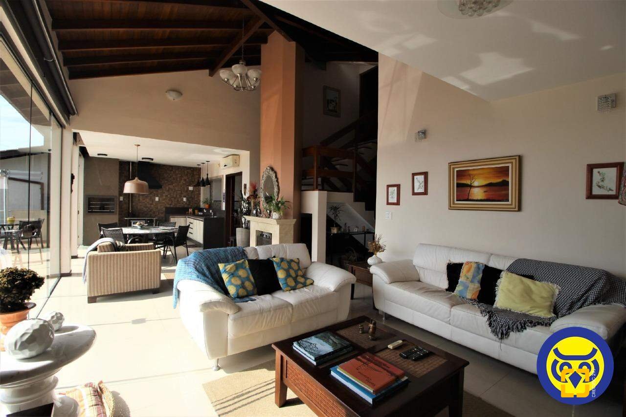 Casa com 370m², 7 quartos (sendo 3 suítes), 2 garagens, no bairro Centro em Florianópolis