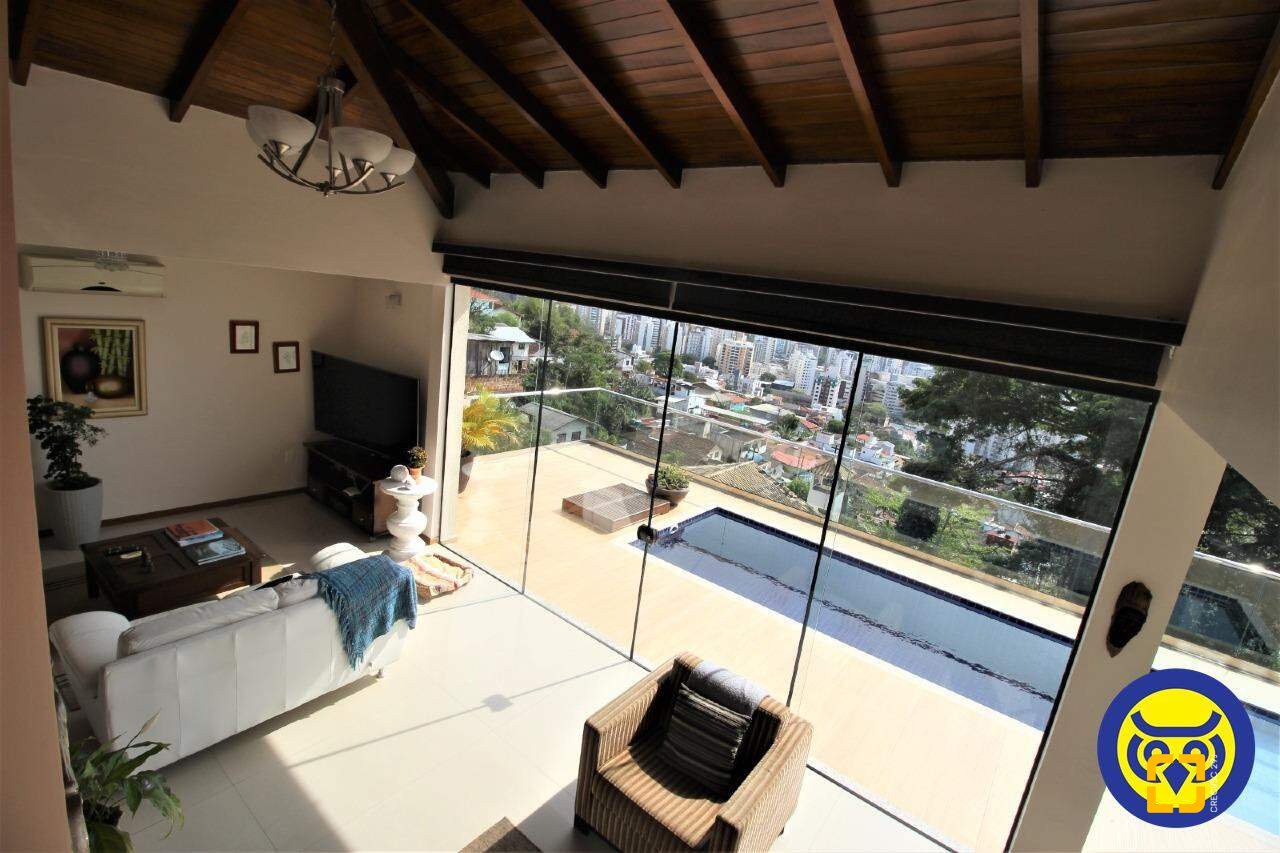Casa com 370m², 7 quartos (sendo 3 suítes), 2 garagens, no bairro Centro em Florianópolis