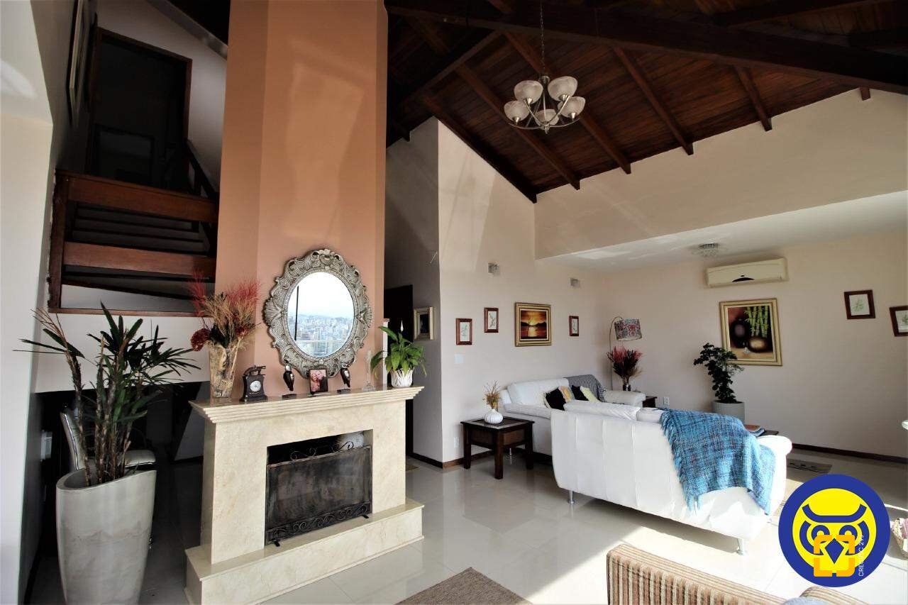 Casa com 370m², 7 quartos (sendo 3 suítes), 2 garagens, no bairro Centro em Florianópolis