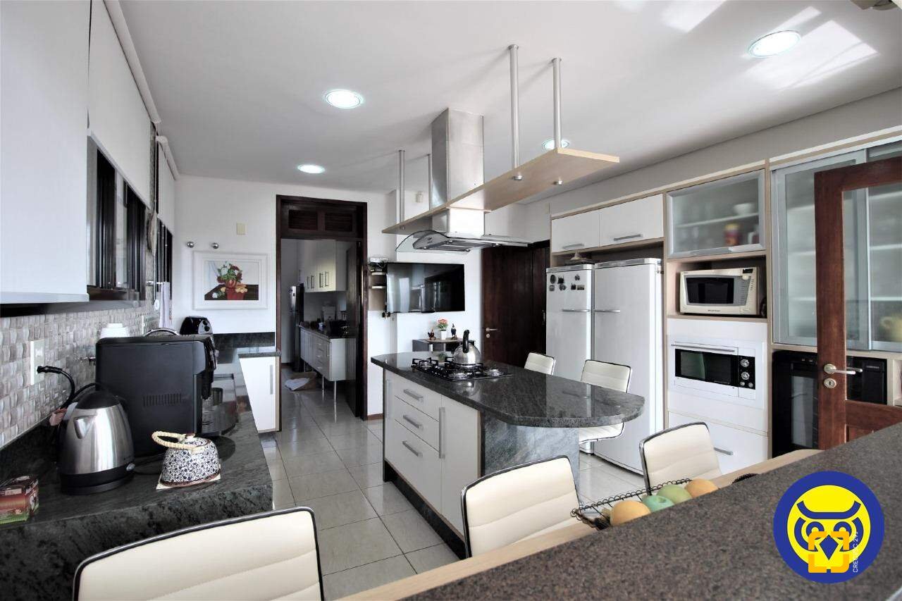 Casa com 370m², 7 quartos (sendo 3 suítes), 2 garagens, no bairro Centro em Florianópolis