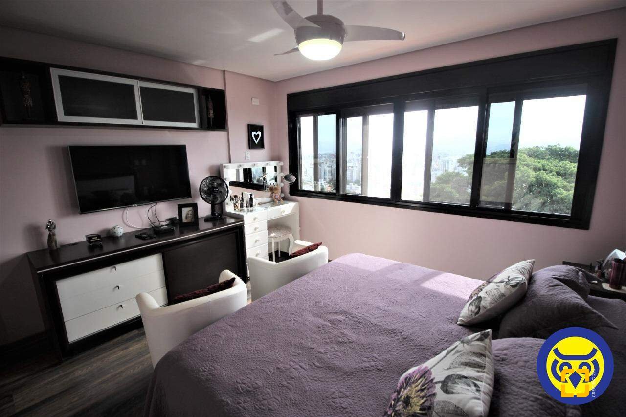 Casa com 370m², 7 quartos (sendo 3 suítes), 2 garagens, no bairro Centro em Florianópolis