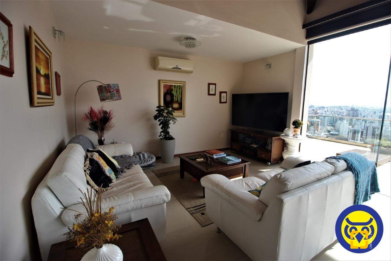 Casa com 370m², 7 quartos (sendo 3 suítes), 2 garagens, no bairro Centro em Florianópolis