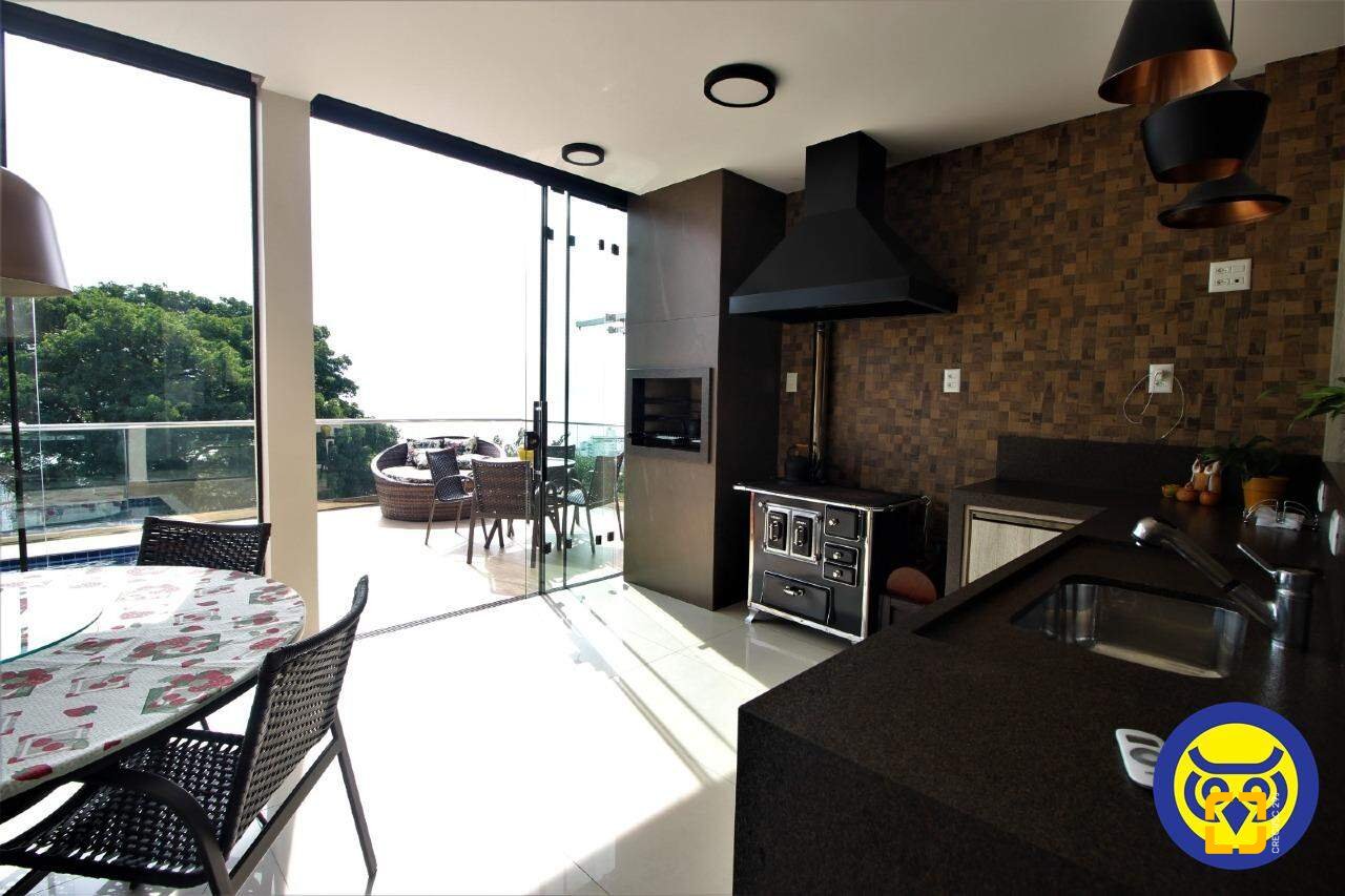 Casa com 370m², 7 quartos (sendo 3 suítes), 2 garagens, no bairro Centro em Florianópolis