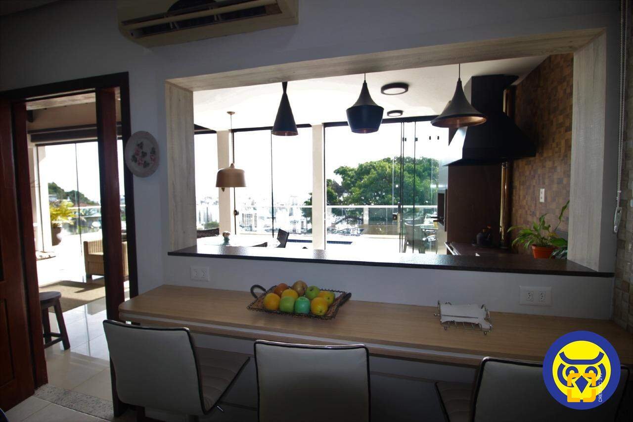 Casa com 370m², 7 quartos (sendo 3 suítes), 2 garagens, no bairro Centro em Florianópolis